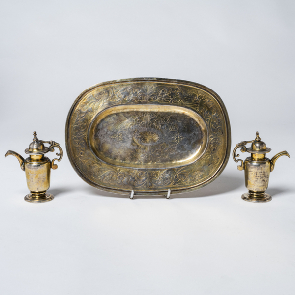 Pareja de Vinajeras y bandeja en plata vermeil. Trabajo Colonial del siglo XVII