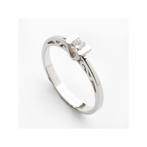 Solitario en oro blanco con diamante talla brillante central de 0,12 cts. aprox. y decoración vegetal en los brazos.