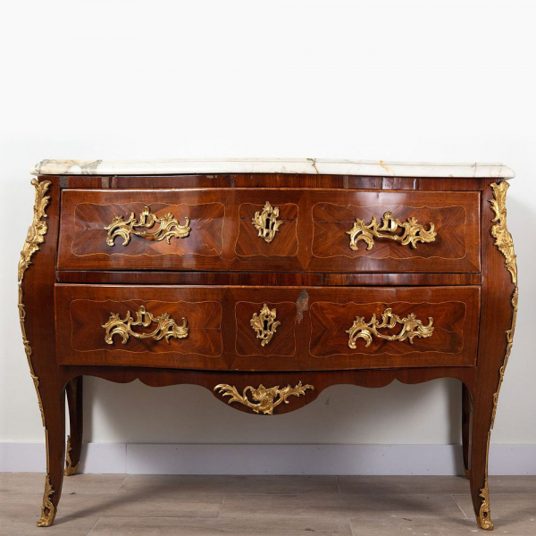 Importante cómoda francesa Luis XV original estampillada Antoine Mathieu Criard, siglo XVIII.  