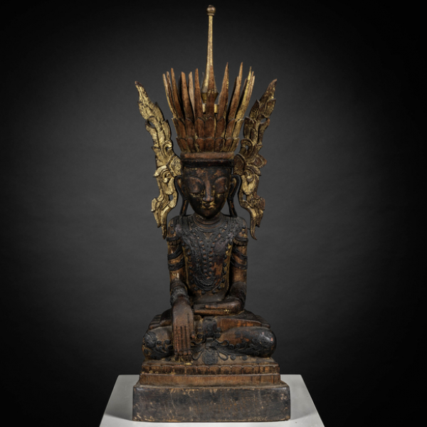 &quot;Buda sentado&quot; Escultura de bulto redondo en madera tallada con restos de policromía de los estados Shan , Birmania, del siglo XIX-XX.