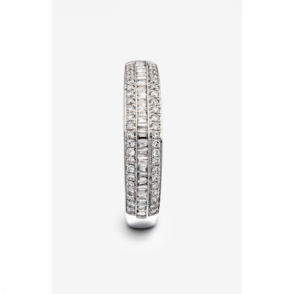 Sortija en oro blanco con fila central de diamantes talla esmeralda y 2 filas de diamantes talla brillante  