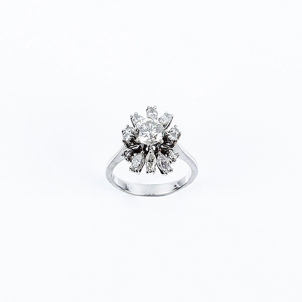 Sortija vintage en oro blanco con un limpio y blanco diamante central talla brillante moderna de 0.90 ct