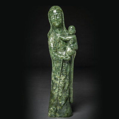 &quot;Guanyin con Niño&quot; Figura de bulto redondo realizada en jade verde. Trabajo Chino, Siglo XX. 