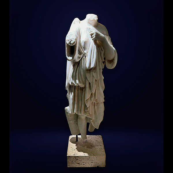 Escultura italiana "Venus Gabi", Torso sin cabeza Mármol de Carrara, Italia, principios del siglo XX.