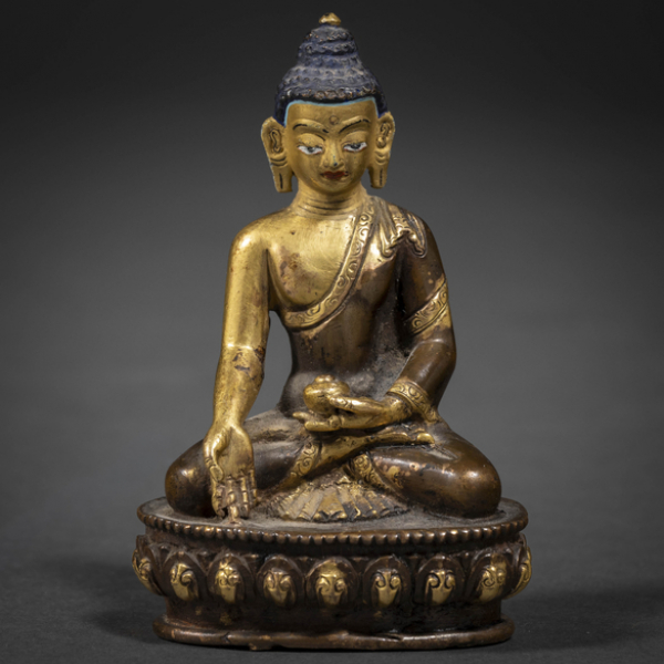 Buda en bronce dorado de la dinastía Qing (1644-1912) con restos de policromía.