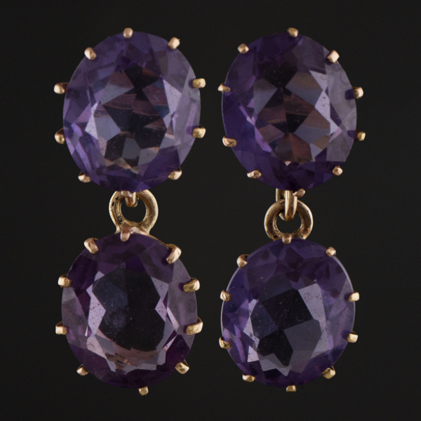 Pareja de pendientes largos montados en oro amarillo de 18kt y amatista.