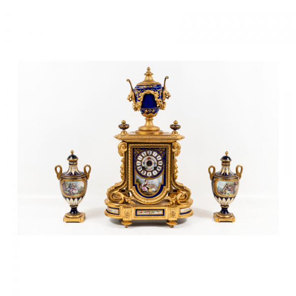 Philippe H. Mourey (París, 1840-1910).  Reloj de sobremesa en bronce dorado con placas esmaltadas y doradas con guarnición francesa 