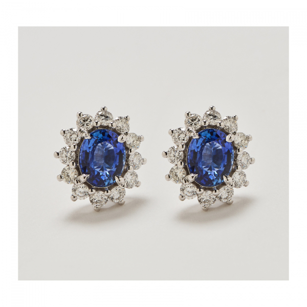 Pendientes rosetón en oro blanco con zafiro azul «Royal Blue» talla oval orlado por diamantes talla brillante 