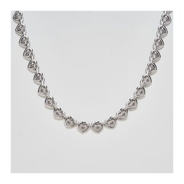 Gargantilla diseño corazones calados en oro blanco con los centrales de pavé de diamantes talla brillante.