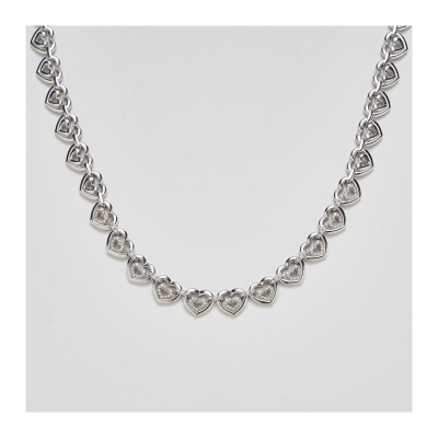 Gargantilla diseño corazones calados en oro blanco con los centrales de pavé de diamantes talla brillante.
