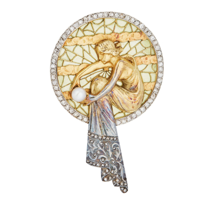 Colgante Art Nouveau, atribuído a Lluis Masriera, c.1900. En oro y platino con figura femenina, esmalte pliqué-à-jour, diamantes y perla cultivada de 5 mm