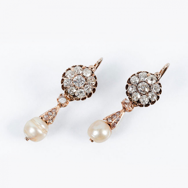 Bellos pendientes antiguos en oro rosa 18 K, con rosetón cuajado de limpios y blancos diamantes talla 'cushion' antigua y perlita colgante 