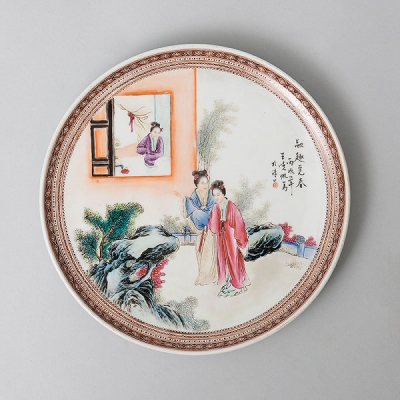 &quot;Escena jardín&quot; Plato en porcelana china. Trabajo Chino, Siglo XX