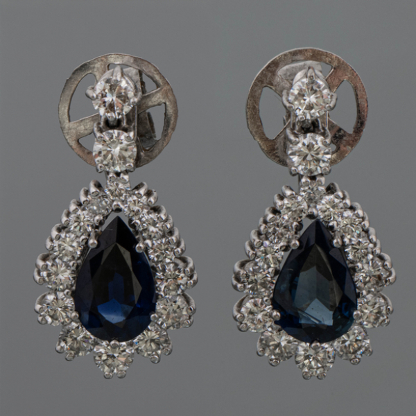 Elegante pareja de pendientes en oro blanco de 18kt con brillantes y zafiros talla pera.