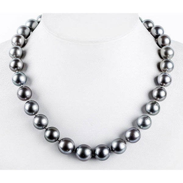 Collar formado por 31 bellas perlas grises de Tahití, calidad gema