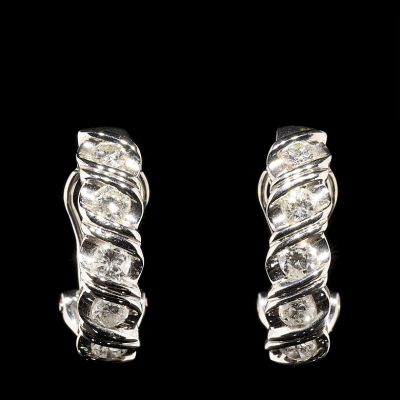 Pendientes en oro blanco de 18K y diamantes. 