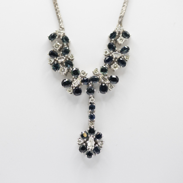 Gargantilla en oro blanco con diamantes tallas brillante y trapecio y zafiros azules tallas redonda y oval.