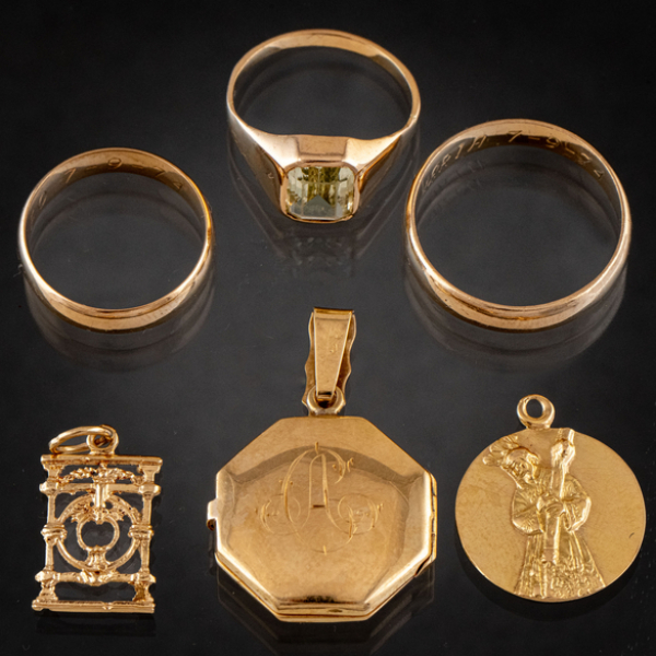 Conjunto de guardapelo, tres anillos y dos colgantes en oro amarillo de 18 kt.