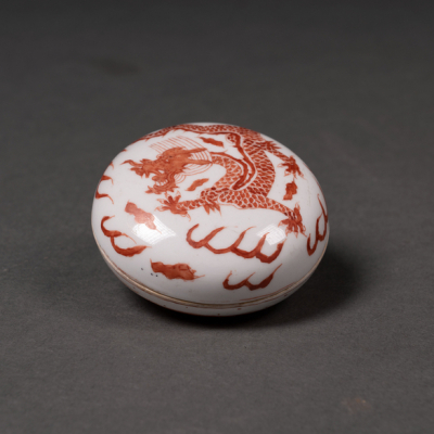 Polvera en porcelana china con decoración de dragón imperial en rojo hierro del siglo XX