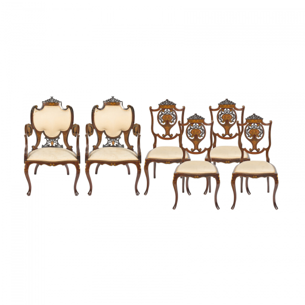 Juego de cuatro sillas y dos sillones victorianos en madera de caoba con marqueterías de maderas frutales, s.XIX. Presentan las iniciales J.O. y placa en hueso de F. Eustace Forniture y de la manufactura Anlaby RD., Hull.