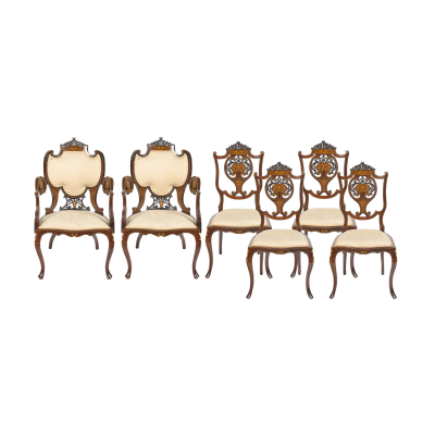 Juego de cuatro sillas y dos sillones victorianos en madera de caoba con marqueterías de maderas frutales, s.XIX. Presentan las iniciales J.O. y placa en hueso de F. Eustace Forniture y de la manufactura Anlaby RD., Hull.