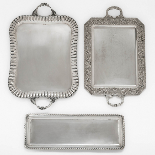 Conjunto de tres bandejas en plata española y punzonada del siglo XX.