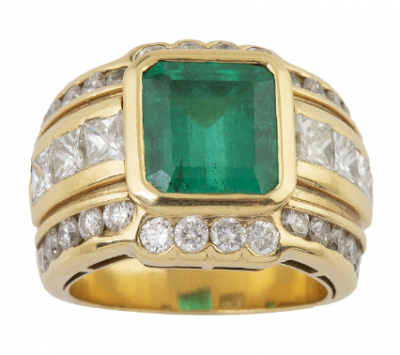 Sortija de esmeralda talla esmeralda rectangular de intenso color, entre bandas de brillantes y diamantes talla princesa. 