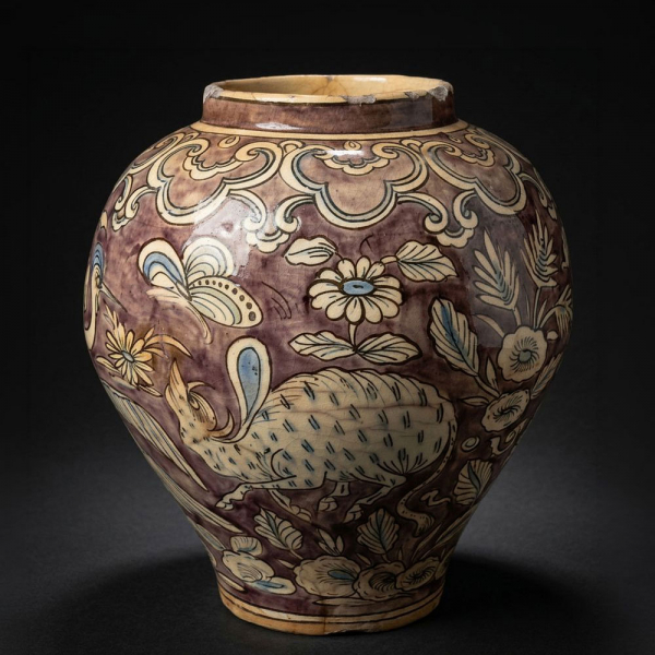 Vasija persa con influencias chinas, Persia, siglo XVIII.   Cer&aacute;mica esmaltada y pintada. 