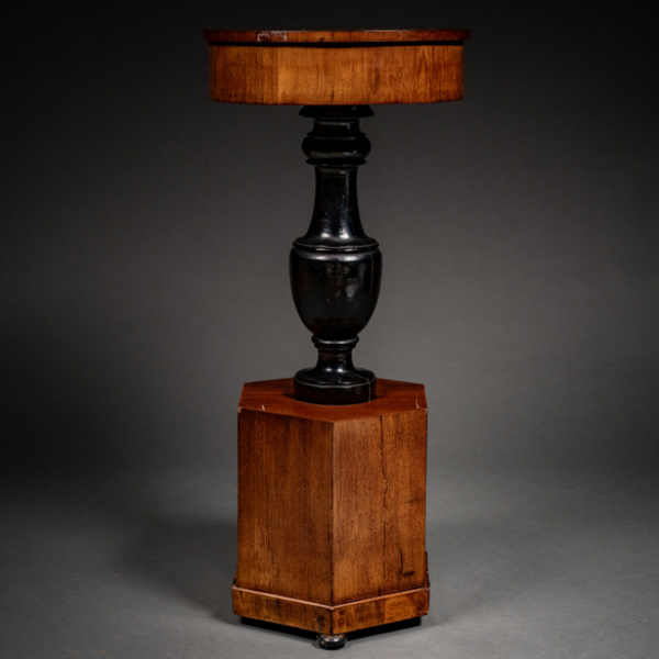 Pedestal tallado en madera ebonizada en negro del siglo XX