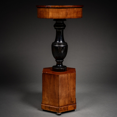 Pedestal tallado en madera ebonizada en negro del siglo XX