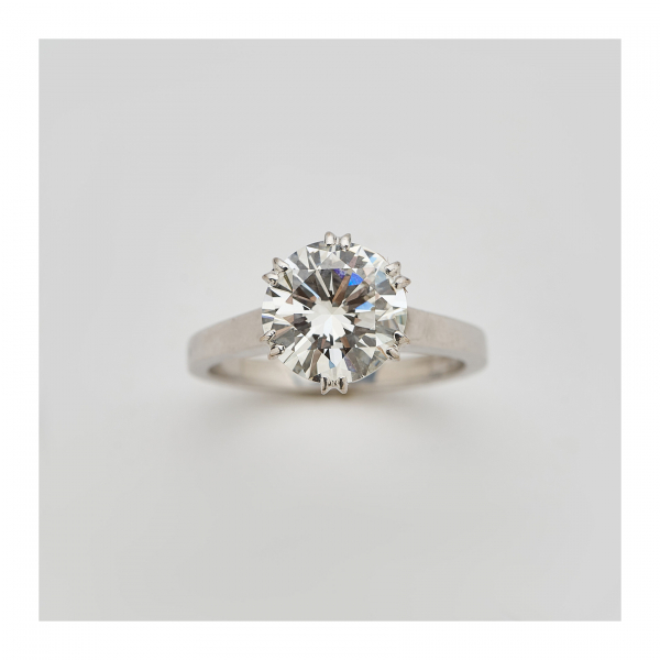 Sortija solitario en oro blanco con diamante talla brillante engastado en garras. Peso diamante: 2,60 ct.
