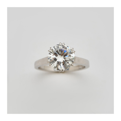 Sortija solitario en oro blanco con diamante talla brillante engastado en garras. Peso diamante: 2,60 ct.