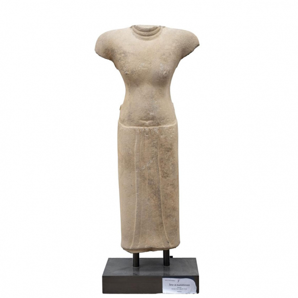 Torso de Avalokitasvara Vietnam S. XVII-IX d. C.. &quot;Señor que mira hacia abajo&quot; es el bodhisattva de la compasión. 