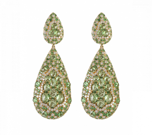 Elegantes pendientes largos con diseño de grandes gotas de tsavoritas de talla oval fantasía, combinadas con brillantes, que penden de gota de menor tamaño. 