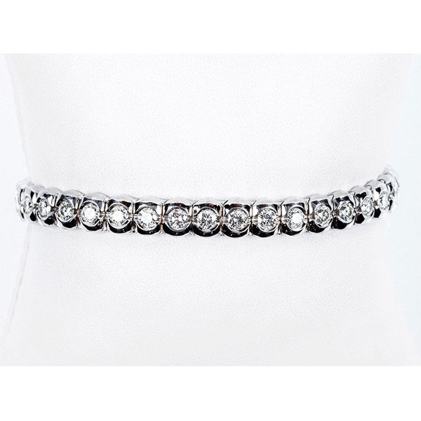 Pulsera tipo 'rivière' de alta joyería en oro blanco y frente en fila de limpios y blancos diamantes talla brillante, 