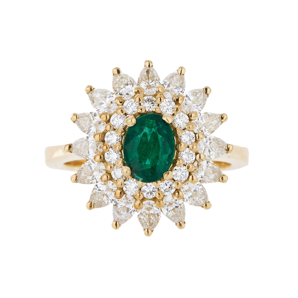 Sortija rosetón en oro con esmeralda central talla oval y doble orla de diamantes tallas brillante y perilla.