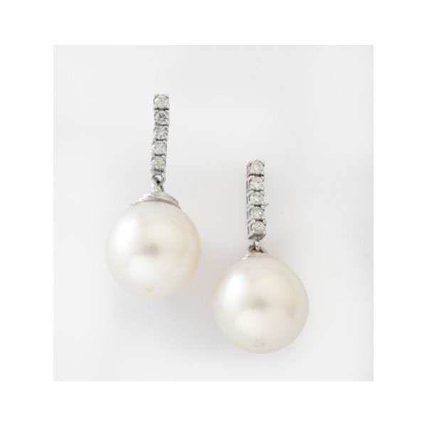 Pendientes largos en oro blanco con perlas australianas de 12 mm. aprox., y fila de diamantes talla brillante