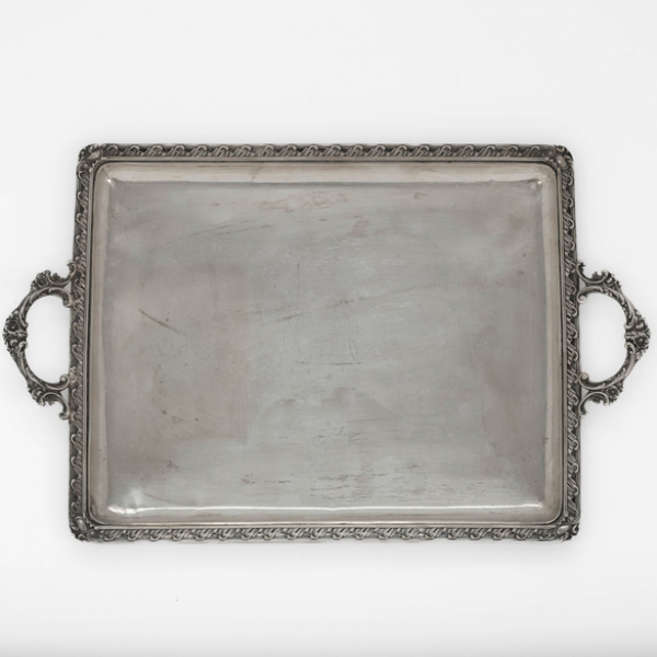Bandeja de dos asas en plata española y punzonada del siglo XX.