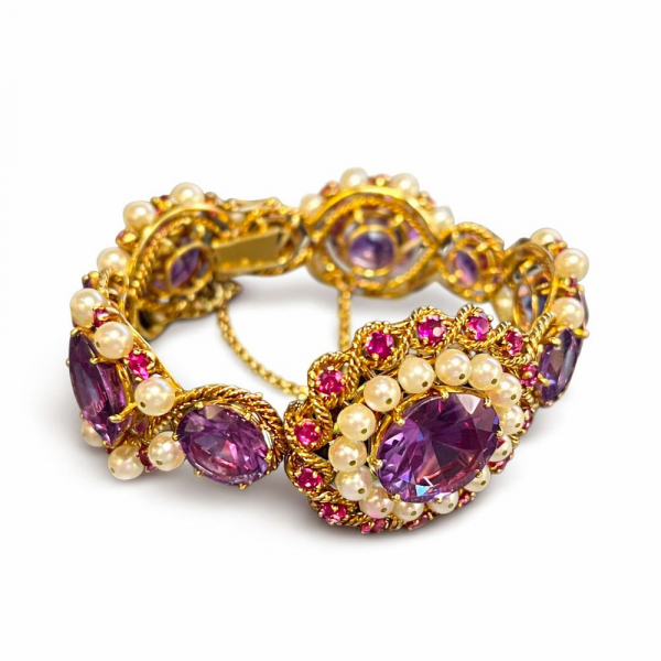 Excepcional brazalete Belle Epoque en oro 18K con perlas, rub&iacute;es y corindones, y peso 74.6g. 