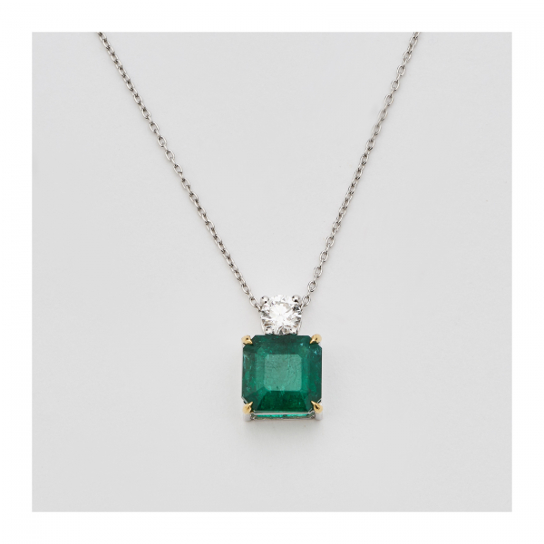 Gargantilla en oro blanco con esmeralda de Zambia talla octogonal coronada por diamante talla brillante.