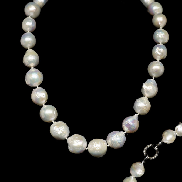 Collar de veinticinco perlas barrocas australianas de superficie nacarada y matices iridiscentes, con cierre de plata decorado con brillantes.