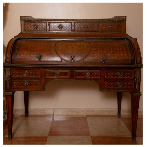 Precioso "Bureau a Plat" con escudo Borbónico en marquetería de principios del siglo XX finales siglo XX.