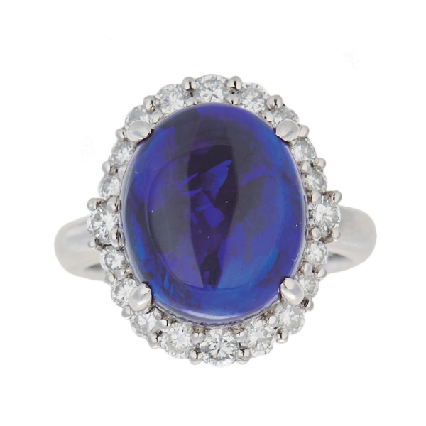 Sortija rosetón en platino con cabujón oval de ópalo orlado por diamantes talla brillante.