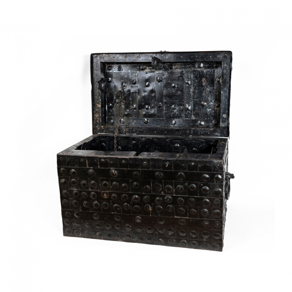 Caja de caudales en hierro forjado y tachuelado con asas en laterales, s.XVIII.