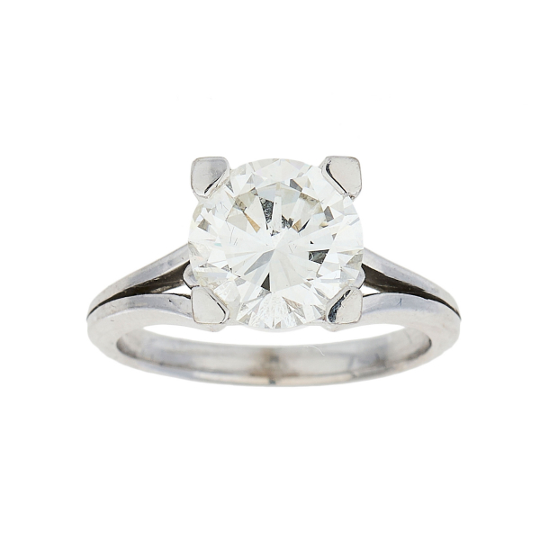 Sortija solitario en oro blanco con diamante talla brillante engastado en garras.