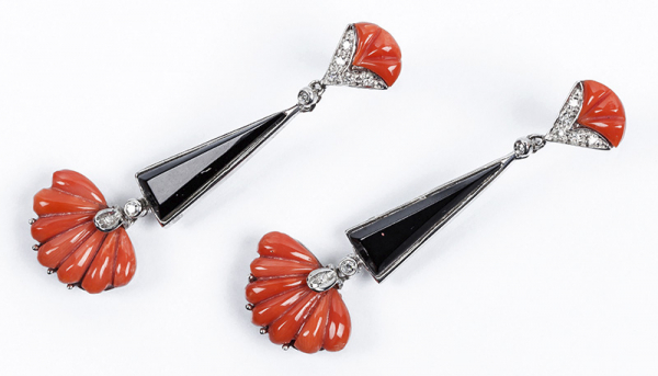 Elegantes pendientes largos geométricos, estilo 'decó', de coral, ónix negro y blancos diamantes 