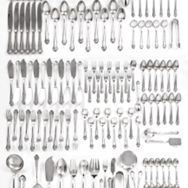 Cubertería en plata con decoración vegetal y rocalla central Estilo Luis XVI. Marcas de platero. S. XX