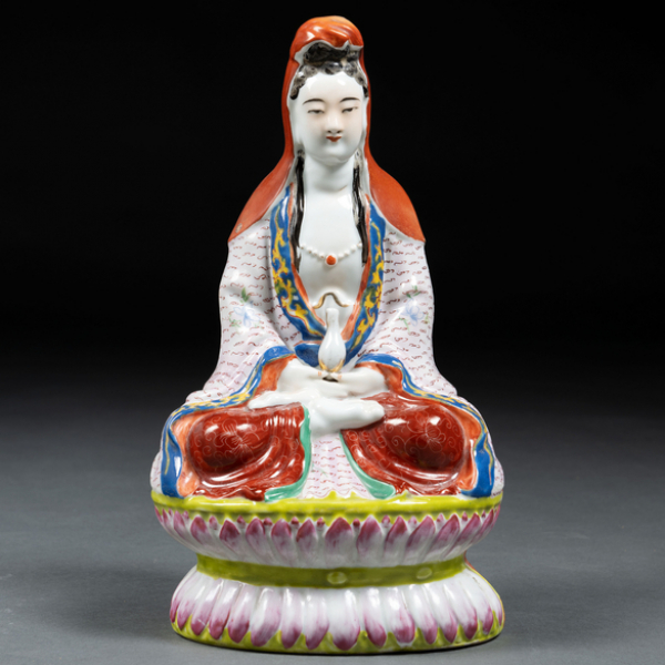"Guanyin sobre flor de loto" Figura en porcelana china familia rosa época República(1911-49)