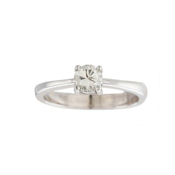 Sortija solitario en oro blanco con diamante talla brillante engastado en garras.