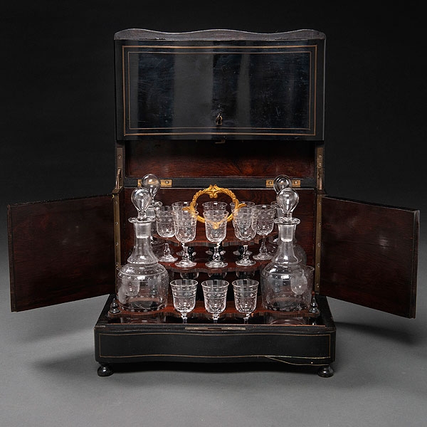 Caja Licorera Napoleón III en madera ebonizada en negro con incrustaciones de latón. Francia, Siglo XIX